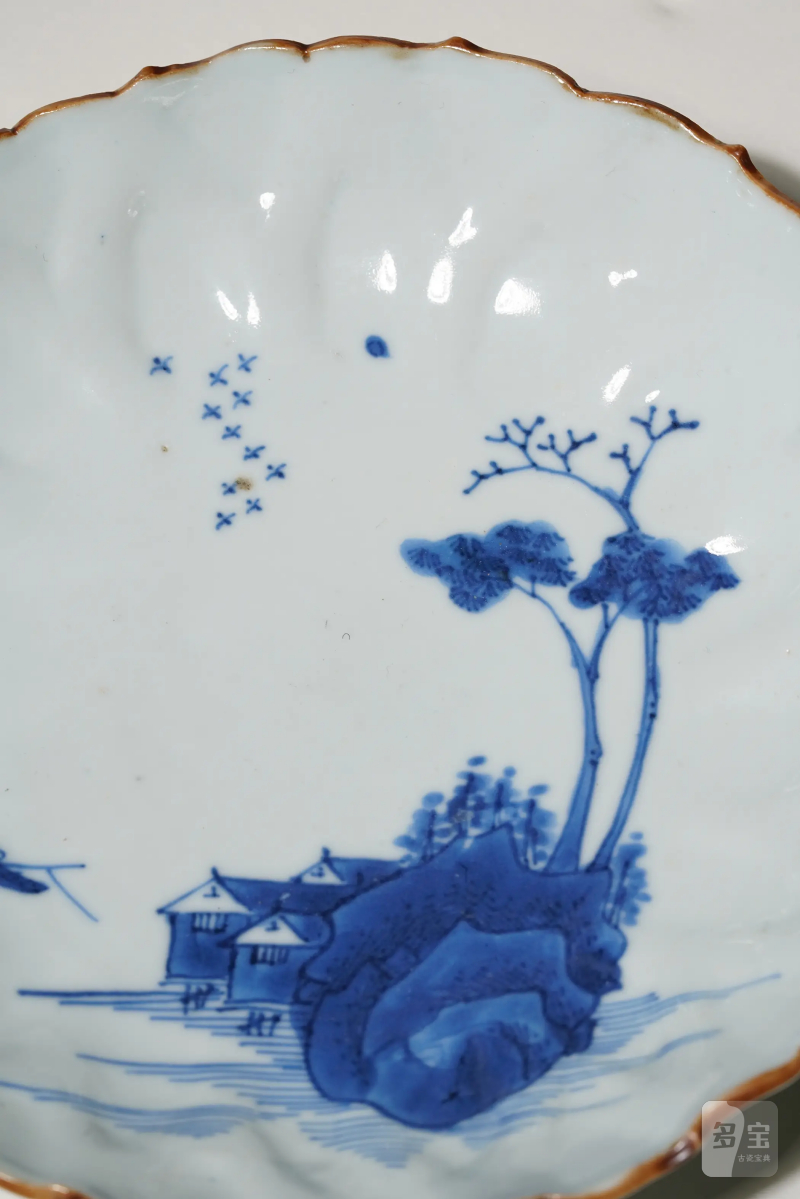 清顺治 景德镇古渡青花山水纹模印菱口盘 - 图4